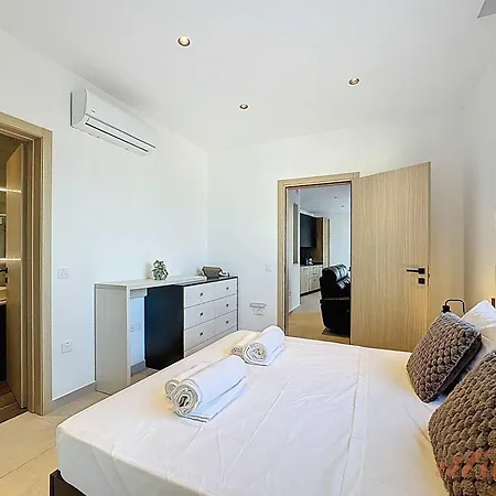 Stunning 2 Bed Penthouse Near St Julian's With Pool *