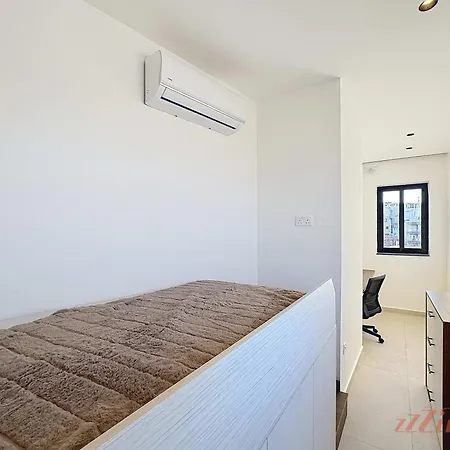 Stunning 2 Bed Penthouse Near St Julian's With Pool Is-Swieqi