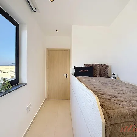 Stunning Penthouse Near St Julian's With Pool Lejlighed